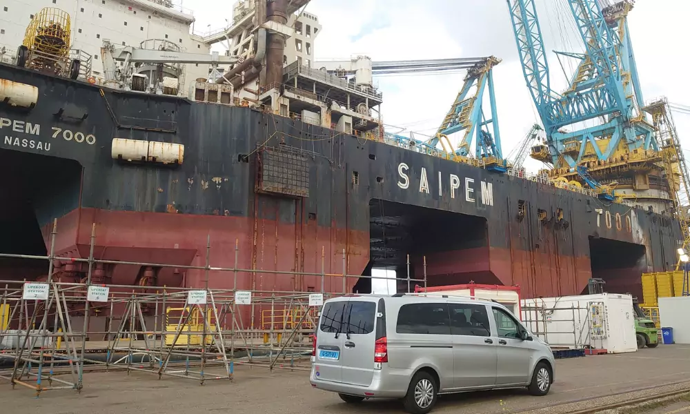 "Taxi van Regio Taxi Spijkenisse naast een schip, klaar voor vervoer naar haven of cruise"