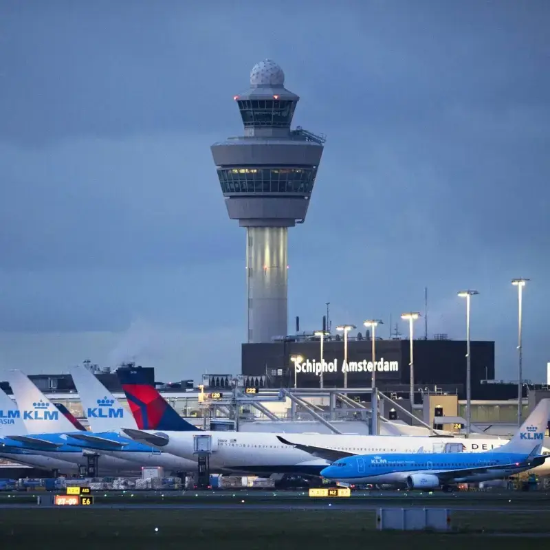 "Mercedes taxi van Regio Taxi Spijkenisse naast vliegtuig voor luchthavenvervoer naar Schiphol of Rotterdam Airport"
