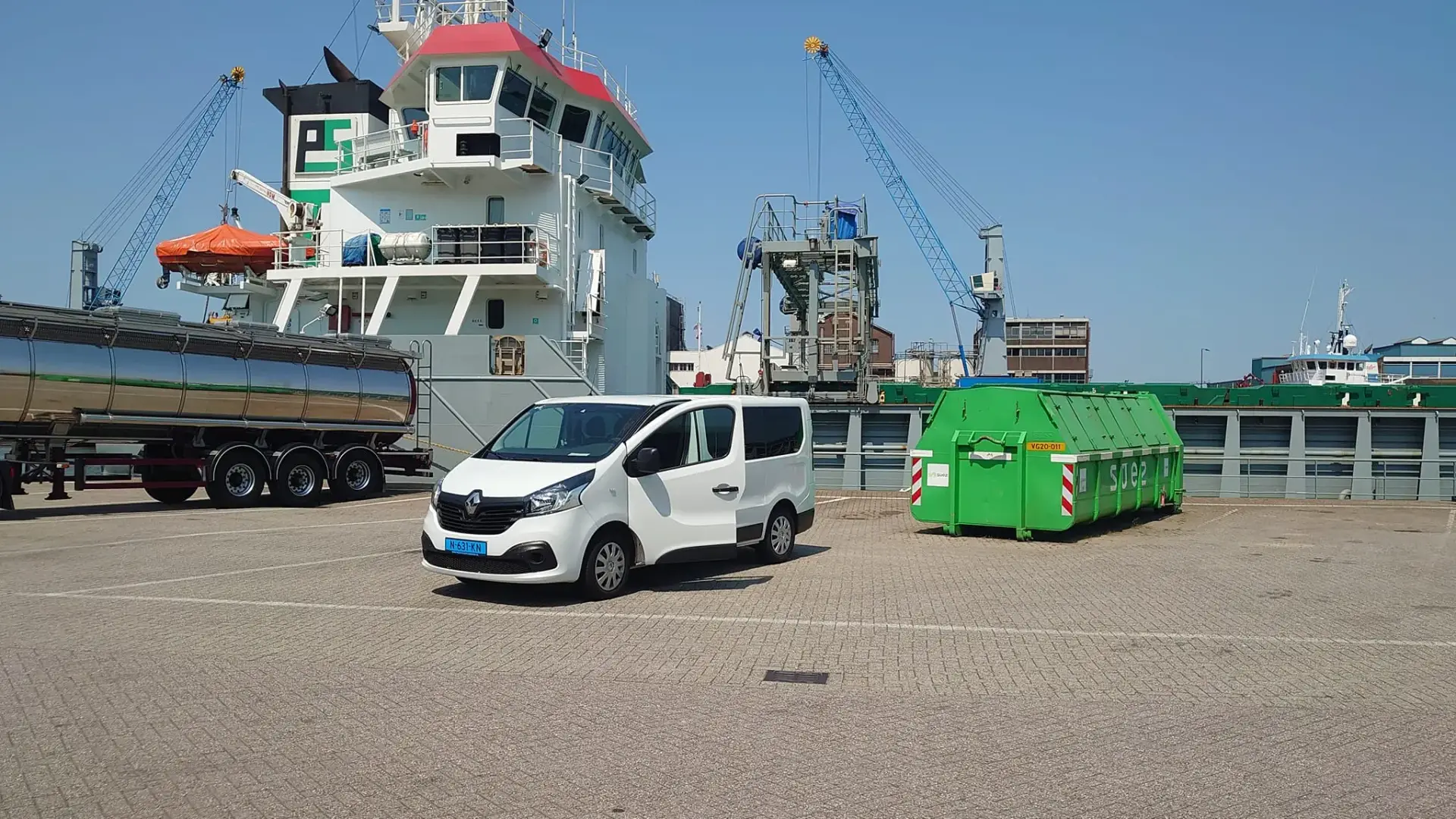 Betrouwbare taxiservice voor het ophalen van crewleden bij schepen in de Rotterdamse haven en omgeving