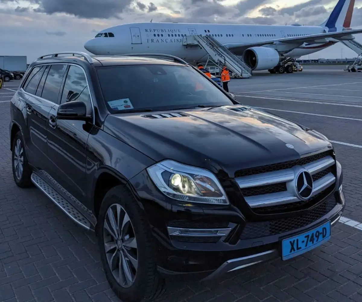 Taxi luchthavenvervoer van Spijkenisse en omgeving naar Rotterdam The Hague Airport en Schiphol