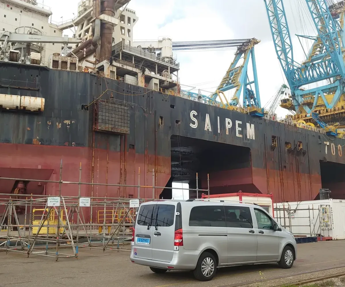 crew-change-taxi-netherland Taxi van RTS N.V. gearriveerd voor crewchange op de Nederlandse havens.